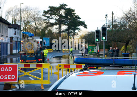 Whyteleafe, Purley, Surrey. Le vendredi 7 février 2014. L'inondation ferme la A22 à Whyteleafe, Purley, Surrey. Crédit : Photo de l'agent de Lindsay/ Alamy Live News Banque D'Images