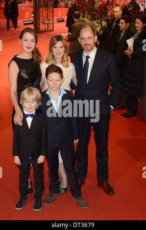 Berlin, Allemagne. 07Th Feb 2014. Georg acteurs bras (L) avant, Luise Heyer (retour), Ivo Pietzcker (C), scénariste Nele Mueller-Stoefen et administrateur Edward Berger (R) arrivent pour la première de 'Jack' lors de la 64ème Festival du Film de Berlin, à Berlin, Allemagne, 07 février 2014. Sur la gauche, le directeur du festival, Dieter Kosslick est vu. Le film est présenté en compétition officielle de la Berlinale, qui se déroulera du 06 au 16 février 2014. Photo : JENS KALAENE/dpa/Alamy Live News Banque D'Images