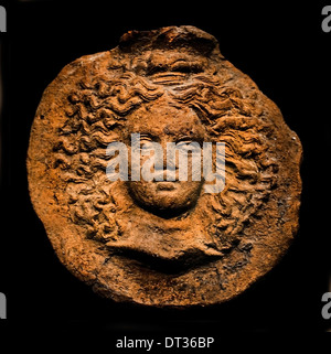 Impression d'un médaillon miroir tête (une jeune femme) 400 avant J.-C. La Grèce grec en terre cuite Banque D'Images