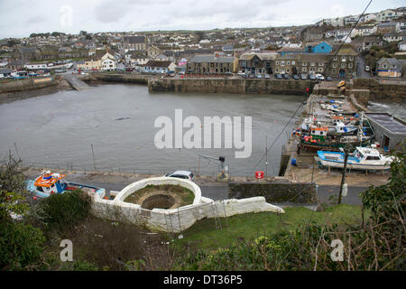 Porthleven, Cornwall, UK. 7 février 2014. Port de Porthleven complètement vide en prévision de la prochaine grosse tempête Crédit : Bob Sharples/Alamy Live News Banque D'Images