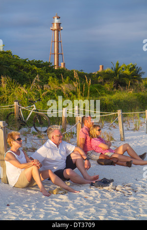Florida Sanibel Barrier Island, Golfe du Mexique, Lighthouse Beach Park, adultes homme hommes, femme femme femme femme femme, couple, sable, public, visiteurs Banque D'Images