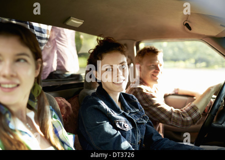 Trois passagers dans la cabine d'une camionnette Banque D'Images