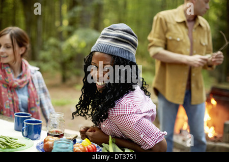 Centre d'un terrain de camping dans les bois Personnes assises Banque D'Images