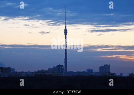 Tôt le matin, l'horizon bleu à Moscou Banque D'Images