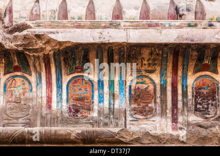 Les sculptures colorées et de hiéroglyphes à l'Ancien Temple égyptien à Kom Ombo. Banque D'Images