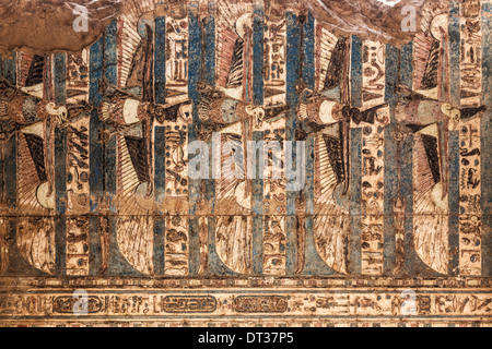 Des tableaux colorés sur un plafond à l'Ancien Temple égyptien à Kom Ombo. Banque D'Images