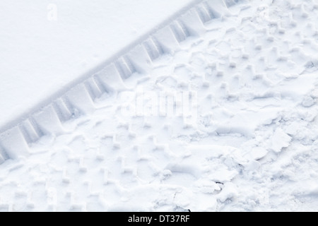 La texture de fond avec les traces de pneus sur la neige fraîche Banque D'Images