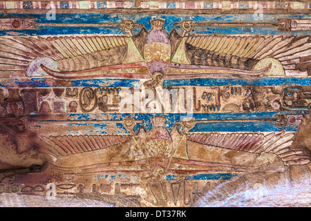 Les sculptures colorées et de hiéroglyphes sur un plafond à l'Ancien Temple égyptien à Kom Ombo. Banque D'Images