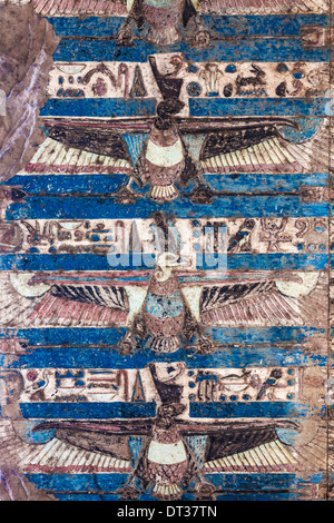 Les sculptures colorées et de hiéroglyphes sur un plafond à l'Ancien Temple égyptien à Kom Ombo. Banque D'Images