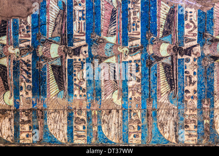 Les sculptures colorées et de hiéroglyphes peints sur un plafond à l'Ancien Temple égyptien à Kom Ombo. Banque D'Images
