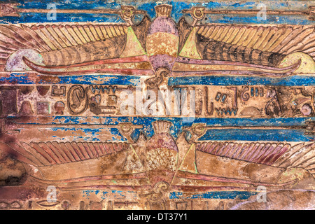 Les sculptures colorées et de hiéroglyphes peints sur un plafond à l'Ancien Temple égyptien à Kom Ombo. Banque D'Images