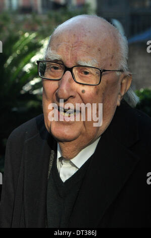 Barcelone, Espagne. 6e février 2014. Andrea Camilleri assiste à la conférence de presse avant de recevoir l'IX Pepe Carvalho prix, au Palau de 100 de la Municipalité de Barcelone, décerné par l'BCNegra durant la semaine du roman noir à Barcelone. 60214. Credit : fototext/Alamy Live News Banque D'Images