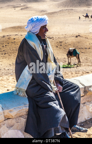 Un vieil homme arabe est assis sur le plateau de Gizeh, en Egypte. Banque D'Images