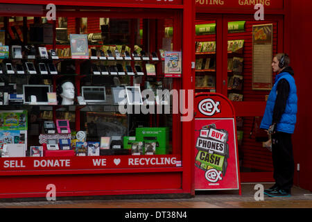 London UK. 7 février 2014. Deux des plus grands prêteurs au Royaume-Uni CEX et les convertisseurs ont été la vente de téléphones mobiles usagés qui contient encore des données personnelles d'anciens propriétaires et de l'information sensible y compris la carte de crédit, mots de passe et txt les messages pouvant être consultée de décisions les propriétaires vulnérables à la fraude et le vol d'identité en dépit des promesses de monts-de-vente que les données personnelles seront effacées : Crédit amer ghazzal/Alamy Live News Banque D'Images