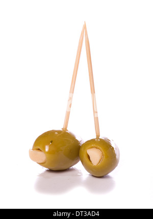Deux olives vertes farcies à l'ail dentelle Banque D'Images