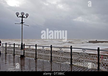 Haute Mer comme vu de la jetée de Brighton au cours de la tempête qui a balayé le sud de la Grande-Bretagne en janvier et février 2014 Banque D'Images