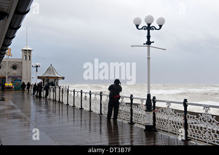 Haute Mer comme vu de la jetée de Brighton au cours de la tempête qui a balayé le sud de la Grande-Bretagne en janvier et février 2014 Banque D'Images