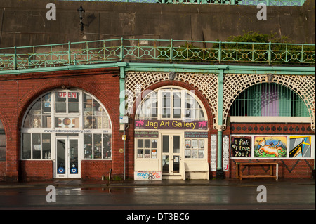 Sous l'arche des points de vente au détail de Madeira Drive, Brighton, UK Banque D'Images