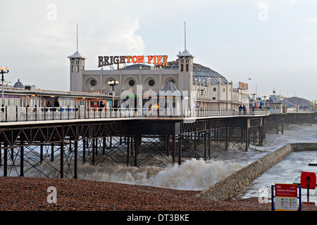 Haute mer à Brighton Pier au cours de la tempête qui a balayé le sud de la Grande-Bretagne en janvier et février 2014 Banque D'Images