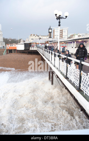 Haute Mer comme vu de la jetée de Brighton au cours de la tempête qui a balayé le sud de la Grande-Bretagne en janvier et février 2014 Banque D'Images