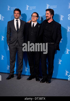 Berlin, Allemagne. 07Th Feb 2014. L'acteur américain Bradley Cooper (L-R), David O. Russell directeur et l'acteur britannique Christian Bale poser pendant la photocall pour 'American Hustle" au 64e Festival du Film de Berlin, à Berlin, Allemagne, 07 février 2014. Le film est présenté dans Berlinale Gala spécial à la Berlinale, festival qui se déroule du 06 au 16 février 2014. Photo : DANIEL NAUPOLD/dpa/Alamy Live News Banque D'Images