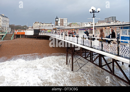 Haute Mer comme vu de la jetée de Brighton au cours de la tempête qui a balayé le sud de la Grande-Bretagne en janvier et février 2014 Banque D'Images