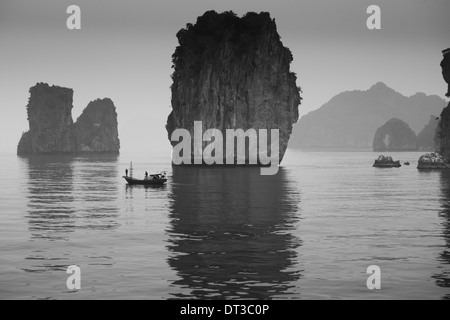 Les pêcheurs, Halong Bay, Vietnam Banque D'Images