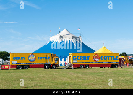 Gerry Cottle camion de transport et une remorque à l'avant d'un chapiteau de cirque tente Banque D'Images