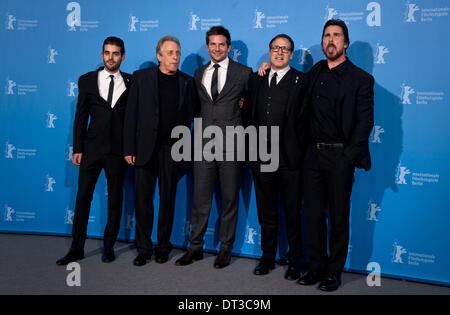 Berlin, Allemagne. 07Th Feb 2014. Producteur Matthew Budman, producteur Charles Roven, l'acteur américain Bradley Cooper, David O. Russell directeur et l'acteur britannique Christian Bale poser pendant la photocall pour 'American Hustle" au 64e Festival du Film de Berlin, à Berlin, Allemagne, 07 février 2014. Le film est présenté dans Berlinale Gala spécial à la Berlinale, festival qui se déroule du 06 au 16 février 2014. Photo : ARNO BURGI/dpa/Alamy Live News Banque D'Images