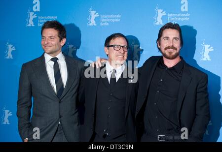 Berlin, Allemagne. 07Th Feb 2014. L'acteur américain Bradley Cooper, David O. Russell directeur et l'acteur britannique Christian Bale poser pendant la photocall pour 'American Hustle" au 64e Festival du Film de Berlin, à Berlin, Allemagne, 07 février 2014. Le film est présenté dans Berlinale Gala spécial à la Berlinale, festival qui se déroule du 06 au 16 février 2014. Photo : Daniel Naupold/dpa/Alamy Live News Banque D'Images