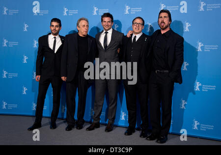 Berlin, Allemagne. 07Th Feb 2014. Producteur Matthew Budman, producteur Charles Roven, l'acteur américain Bradley Cooper, David O. Russell directeur et l'acteur britannique Christian Bale poser pendant la photocall pour 'American Hustle" au 64e Festival du Film de Berlin, à Berlin, Allemagne, 07 février 2014. Le film est présenté dans Berlinale Gala spécial à la Berlinale, festival qui se déroule du 06 au 16 février 2014. Photo : Daniel Naupold/dpa/Alamy Live News Banque D'Images