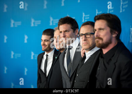 Berlin, Allemagne. 07Th Feb 2014. Producteur Matthew Budman, producteur Charles Roven, l'acteur américain Bradley Cooper, David O. Russell directeur et l'acteur britannique Christian Bale poser pendant la photocall pour 'American Hustle" au 64e Festival du Film de Berlin, à Berlin, Allemagne, 07 février 2014. Le film est présenté dans Berlinale Gala spécial à la Berlinale, festival qui se déroule du 06 au 16 février 2014. Photo : ARNO BURGI/dpa/Alamy Live News Banque D'Images