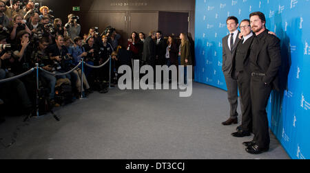 Berlin, Allemagne. 07Th Feb 2014. L'acteur américain Bradley Cooper (L-R), David O. Russell directeur et l'acteur britannique Christian Bale poser pendant la photocall pour 'American Hustle" au 64e Festival du Film de Berlin, à Berlin, Allemagne, 07 février 2014. Le film est présenté dans Berlinale Gala spécial à la Berlinale, festival qui se déroule du 06 au 16 février 2014. Photo : ARNO BURGI/dpa/Alamy Live News Banque D'Images