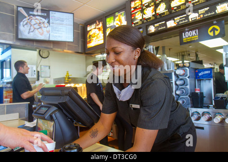 Floride, Comté de Brevard, Cocoa Beach, McDonald's, hamburgers, hamburgers, restaurant restaurants restauration repas cafés, restauration rapide, hamburgers, chaîne, Black Woman f Banque D'Images