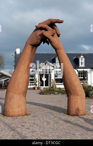 La grande danse sculpture par Ray Lonsdale dans le jardin de sculptures à Gretna Green, l'Écosse ; le centre des visiteurs dans l'arrière-plan Banque D'Images