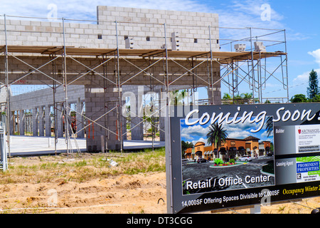 Cocoa Beach Florida,sous construction nouvelle construction constructeur de chantier,vente au détail,centre de bureau,panneau,logo,bientôt,échafaudage,bloc de béton,commercial Real Banque D'Images