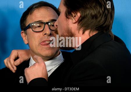 Berlin, Allemagne. 07Th Feb 2014. David O. Russell directeur et l'acteur britannique Christian Bale poser pendant la photocall pour 'American Hustle" au 64e Festival du Film de Berlin, à Berlin, Allemagne, 07 février 2014. Le film est présenté dans Berlinale Gala spécial à la Berlinale, festival qui se déroule du 06 au 16 février 2014. Photo : ARNO BURGI/dpa/Alamy Live News Banque D'Images