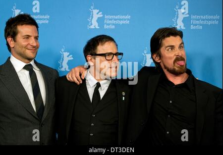 Berlin, Allemagne. 07Th Feb 2014. L'acteur américain Bradley Cooper (L-R), David O. Russell directeur et l'acteur britannique Christian Bale poser pendant la photocall pour 'American Hustle" au 64e Festival du Film de Berlin, à Berlin, Allemagne, 07 février 2014. Le film est présenté dans Berlinale Gala spécial à la Berlinale, festival qui se déroule du 06 au 16 février 2014. Photo : ARNO BURGI/dpa/Alamy Live News Banque D'Images