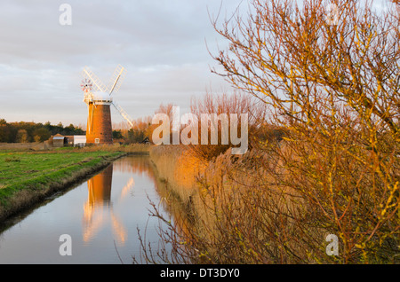 Pompe éolienne Horsey, Norfolk, Royaume-Uni. Décembre. Coucher du soleil Banque D'Images