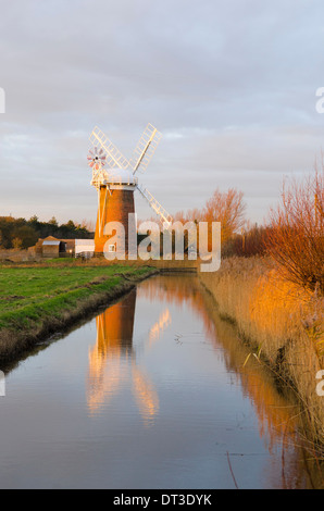 Pompe éolienne Horsey, Norfolk, Royaume-Uni. Décembre. Coucher du soleil Banque D'Images