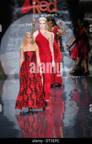 New York, USA. 6e février 2014. Des stars à pied la piste finale au rendez-vous pour les femmes - Rouge Le Coeur Vérité Red Dress collection 2014 Show le 6 février 2014 à New York. Crédit : Anton Oparin/Alamy Live News Banque D'Images