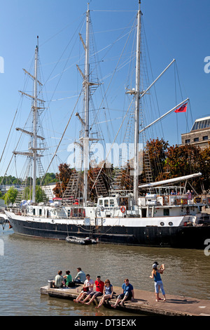 Tall Ship 'Victory' dans les quais de Bristol, avec des personnes bénéficiant d'un après-midi d'été sur la jetée Banque D'Images