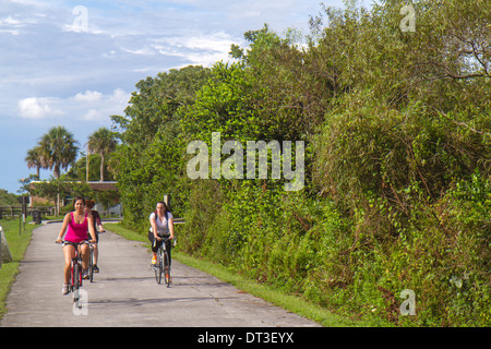 Miami Florida, Parc national des Everglades, Shark Valley, Tram Tour Trail, vélo, vélos, adultes femme femme femme femme femme, jeune, amis, équitation, nature, vis Banque D'Images