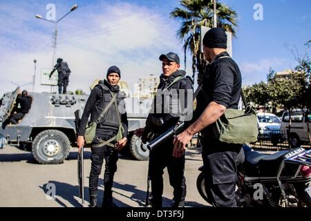 Le Caire, Égypte. 7 Février, 2014. Les policiers antiémeute égyptienne montent la garde en Al-Matareya dans quartier du Caire, le 7 février 2014. Des affrontements ont éclaté vendredi dans plusieurs villes entre les manifestants et les forces de sécurité que les manifestants ont défilé militaire à travers le pays pour exiger le retour de l'ancien président déchu Mohamed Morsi. Credit : Amru Salahuddien/Xinhua/Alamy Live News Banque D'Images