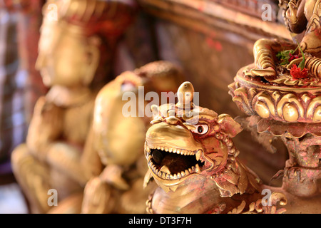 Lion de bronze statue-bouche ouverte offrant des restes. Hiranya Varna Mahavihar-Golden bouddhiste Temple. Patan-Lalitpur Distr.Népal.0135 Banque D'Images