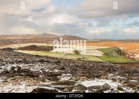 Une fine couche de neige sur Belstone tor avec vues vers Oui tor Dartmoor National Park Devon Uk Banque D'Images