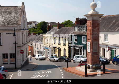 Silver Street avec monument commémorant le jubilé de diamant de la reine Victoria, Honiton, Devon Banque D'Images