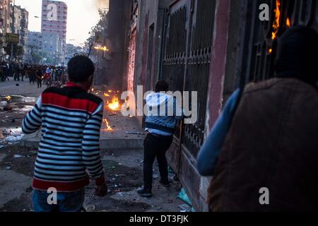 Le Caire, Égypte. 7 Février, 2014. Des manifestants anti-militaires en conflit avec la police anti-émeute lors d'un voisinage Al-Matareya en mars au Caire, le 7 février 2014. Des affrontements ont éclaté vendredi dans plusieurs villes entre les manifestants et les forces de sécurité que les manifestants ont défilé militaire à travers le pays pour exiger le retour de l'ancien président déchu Mohamed Morsi. Credit : Amru Salahuddien/Xinhua/Alamy Live News Banque D'Images