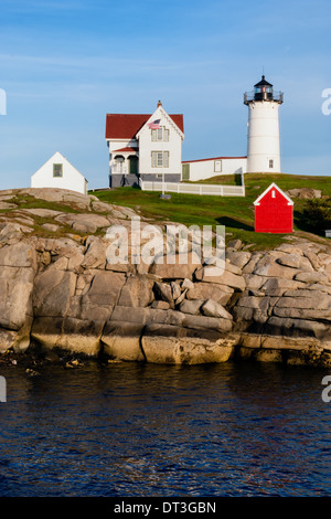 La fin de l'après-midi lumière tombe sur Cape Neddick Lighthouse ou lumière Nubble, York Beach, Maine Banque D'Images