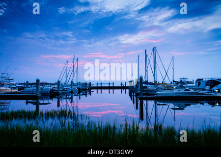 Bleu et rose Coucher de soleil sur Fernandina Beach Marina, en Floride. Banque D'Images